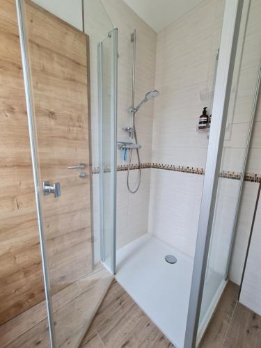 a shower with a glass door in a bathroom at Private Zimmer in Neubau Familienhaus in Alsfeld