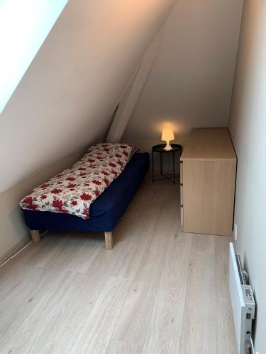 Tempat tidur dalam kamar di Private room in shared apartment