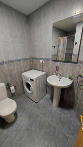 een badkamer met een toilet en een wastafel bij Apartamento con vistas a la piscina y al castillo templario in La Iruela