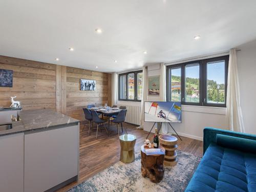 un salon avec un canapé bleu et une table dans l'établissement Appartement rénové avec accès direct aux pistes, 3 chambres, Courchevel 1850 - FR-1-564-75, à Courchevel