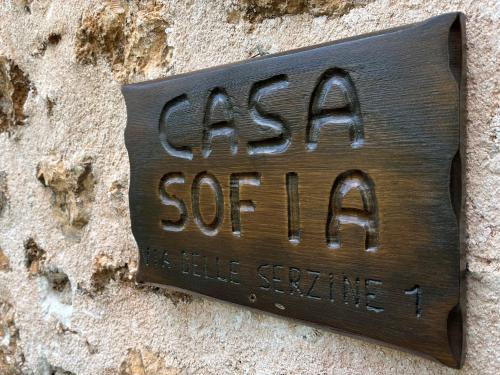 um sinal no lado de uma parede de tijolos em Casa Sofia em Calascio