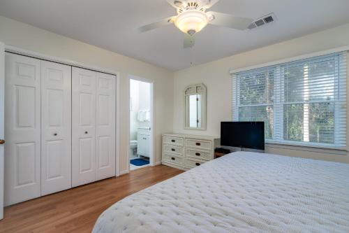 Postel nebo postele na pokoji v ubytování 528 Tarpon Pond Cottage