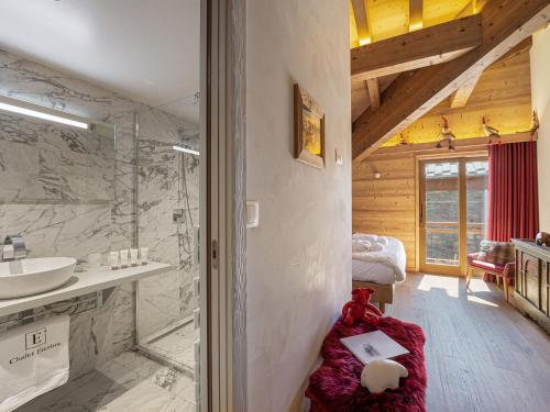 a bathroom with a sink and a glass shower at Appartement spacieux 125m², 6 pers., garage et tranquillité - FR-1-570-19 in Praranger