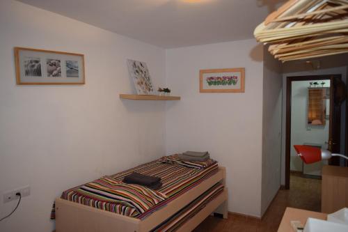 een slaapkamer met een bed met een gestreepte deken erop bij Alta Entinas Almerimar .Modern apartment close to beach, beautiful pool. in El Ejido