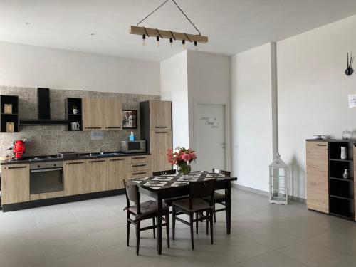 Una cocina con una mesa y sillas en una habitación. en Home sweet home, en Torre Annunziata