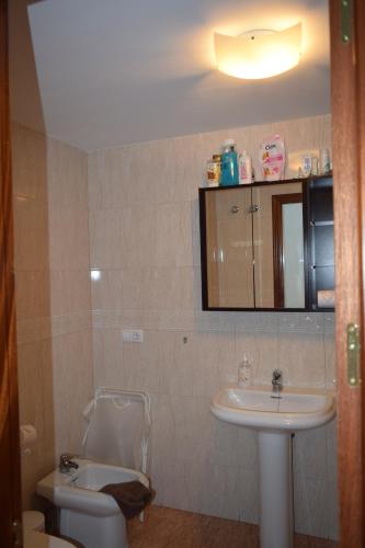 een badkamer met een toilet en een wastafel bij Alta Entinas Almerimar .Modern apartment close to beach, beautiful pool. in El Ejido