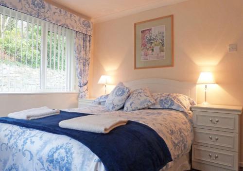 En eller flere senge i et værelse på Gerddi'r Coed