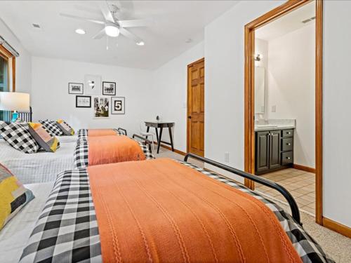 Katil atau katil-katil dalam bilik di Blue Ridge View Pet Friendly, Deck, Grill
