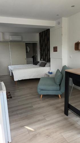 1 dormitorio con 1 cama, 1 sofá y 1 silla en studio, en Arnos