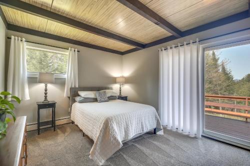 um quarto com uma cama e uma grande janela em Newcomb Retreat with Mountain Views and Fire Pit! em Newcomb