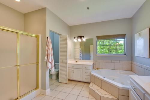 bagno con vasca, doccia e lavandino di Kingwood Resort Condo with Golf Course Views! a Clayton