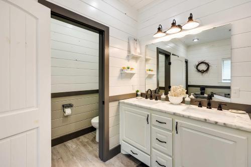 Vannituba majutusasutuses Broken Bow Cabin with Hot Tub and Outdoor Fireplace!