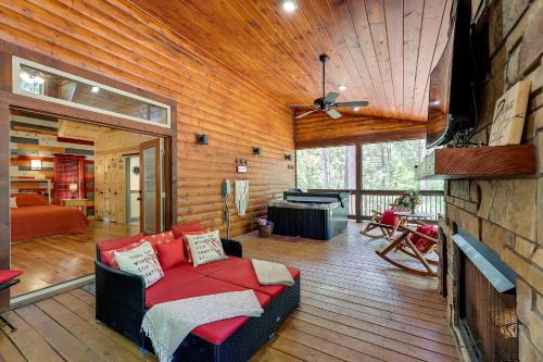 Istumisnurk majutusasutuses Broken Bow Cabin with Hot Tub and Outdoor Fireplace!