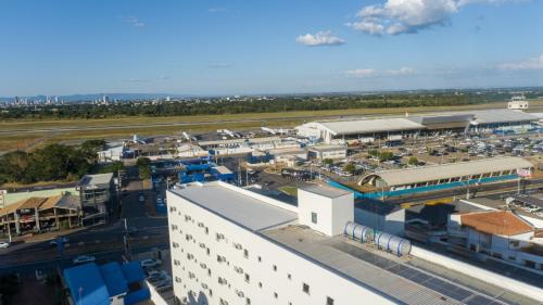 uma vista aérea de uma cidade com uma estação ferroviária em Hotel Fly - Aeroporto Cuiabá em Várzea Grande