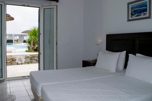 um quarto com uma cama e vista para o oceano em Giannoulaki Resort em Glastros