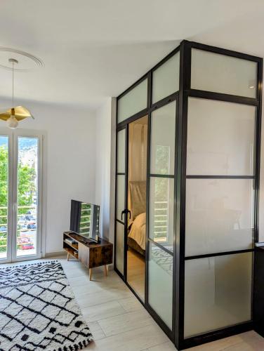 Schlafzimmer mit einer Glasschiebetür und einem Bett in der Unterkunft Casa Moret in Sanremo