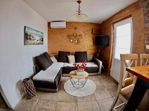- un salon avec un canapé et une table dans l'établissement Apartments Obradovic, à Krasići