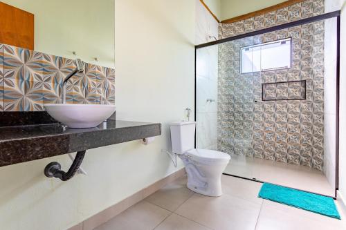 a bathroom with a sink and a toilet at Villa Taipas - Chalé Ariê in Cavalcante