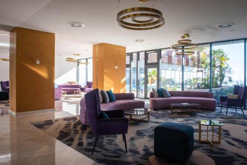 Ruang duduk di Sines Sea View Business & Leisure Hotel