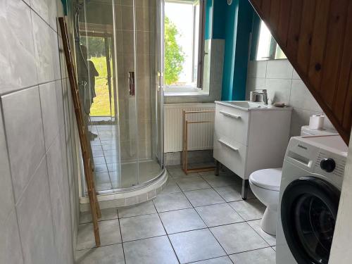 y baño con ducha, aseo y lavamanos. en Maison vue superbe, 1-6 pers, Teilhet, Auvergne, en Teilhet