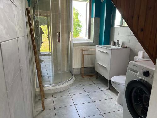 une salle de bain avec une douche, des toilettes et un lavabo dans l'établissement Maison vue superbe, 1-6 pers, Teilhet, Auvergne, à Teilhet
