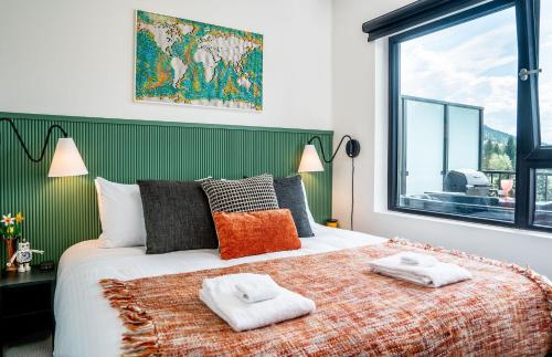 ein Schlafzimmer mit einem großen Bett mit Handtüchern darauf in der Unterkunft The Ski Shanty by Revelstoke Vacations in Revelstoke