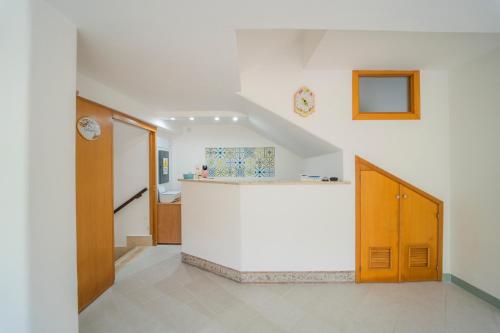 a large room with a white counter in a room at Tra I Monti in Tramonti