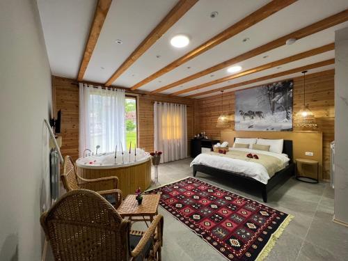 1 dormitorio con 1 cama y bañera en una habitación en Guesthouse Villa Gurra, en Theth