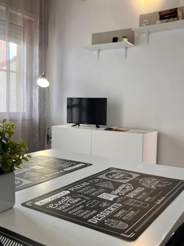 Televízia a/alebo spoločenská miestnosť v ubytovaní Appartamenti Le Mimose