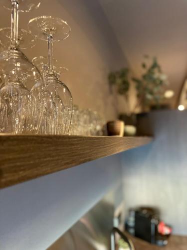 アークレイリにあるModern Apartment With Hot Tub in Akureyriの棚一杯