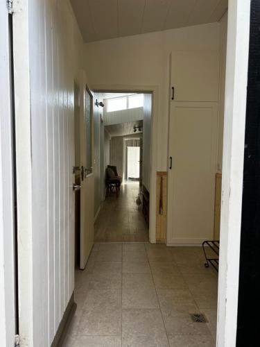 an empty hallway with a hallway leading to a room at Jóhönnu Hús in Hella