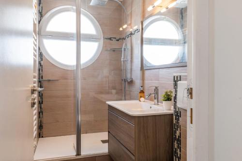 une salle de bain avec un lavabo et une douche dans l'établissement Penthouse Duplex with Rooftop Terrace, à Cannes