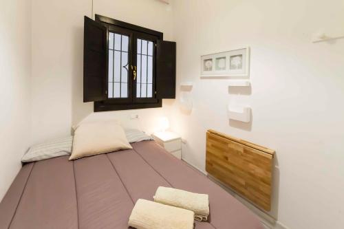 una camera con un grande letto e una finestra di JDCBD - Peaceful Double Bedroom Apartment in City Centre a Siviglia