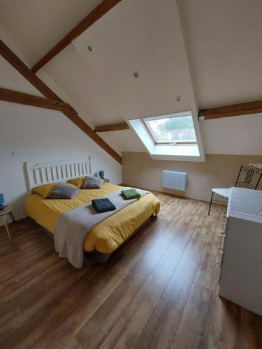 1 dormitorio con 1 cama grande y tragaluz en Gite de la Motte, en Litteau