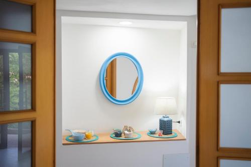 a hallway with a mirror and a table with dishes at Tra I Monti in Tramonti