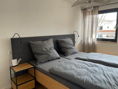 a bedroom with a bed and a window at Mit gutem Gefühl ferienwohnen in Ballingshausen