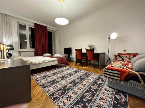 sala de estar con cama y alfombra en Cozy home office in Vake en Tiflis