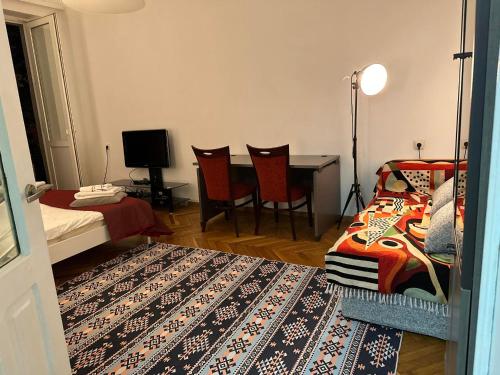 1 dormitorio con 1 cama y escritorio con sillas en Cozy home office in Vake en Tiflis