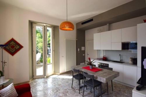 eine Küche mit einem Tisch und Stühlen im Zimmer in der Unterkunft Appartamento Belle Epoque vista lago in Onno