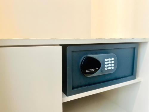 a microwave oven sitting on a shelf in a room at Edge Central Pattaya Vip Condo in Pattaya Central