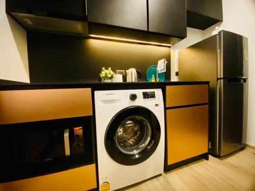 a kitchen with a washing machine in a kitchen at Edge Central Pattaya Vip Condo in Pattaya Central