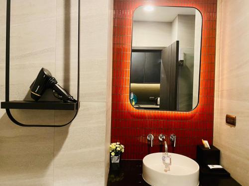 a bathroom with a sink and a mirror at Edge Central Pattaya Vip Condo in Pattaya Central