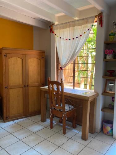 Habitación con mesa, silla y ventana en Cálida habitación a 10 min de Santo Domingo, en Oaxaca City