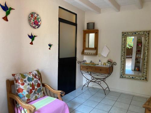 a room with a sink and a chair and a mirror at Cálida habitación a 10 min de Santo Domingo in Oaxaca City