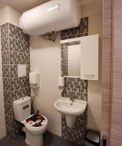 uma casa de banho com um WC e um lavatório em Colonel apartment 963 em Sófia