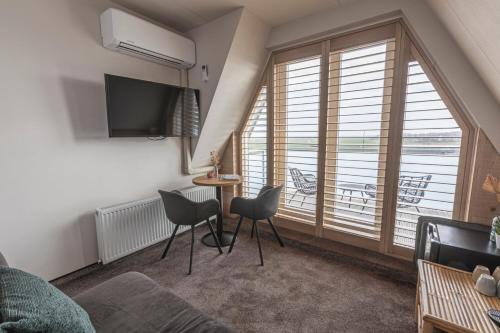 TV a/nebo společenská místnost v ubytování Strandhotel Camperduin