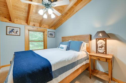 una camera da letto con un letto e un ventilatore a soffitto di Scenic Blue Ridge Cabin Rental with Resort Amenities a Sapphire