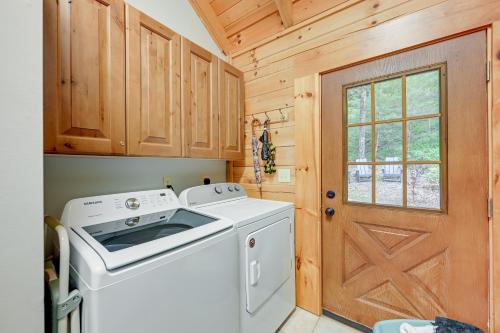 una lavatrice e asciugatrice in cucina con porta di Scenic Blue Ridge Cabin Rental with Resort Amenities a Sapphire