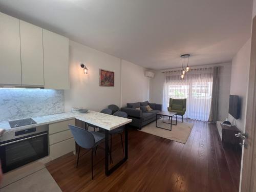 Foto White Homes 1BR/APT•Master Quart 1