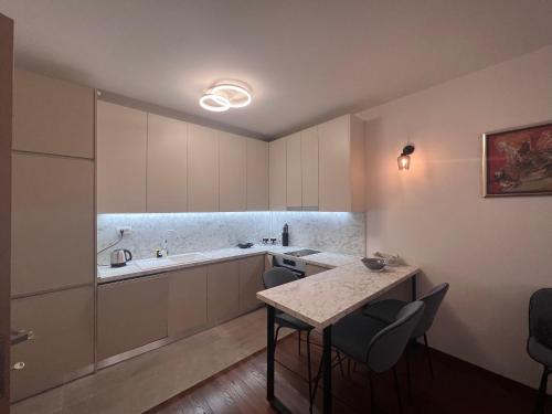 Φωτογραφία από το άλμπουμ του White Homes 1BR/APT•Master Quart στην Ποντγκόριτσα